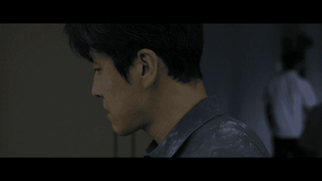 흰 가루에 덮어진 교사를 지나가는 학생