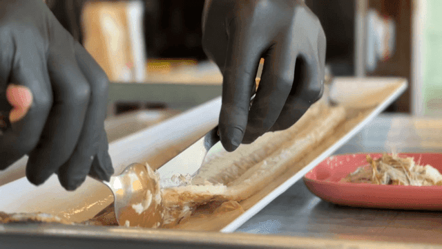 라텍스 장갑을 끼고 갈치구이 순살을 다듬는 손