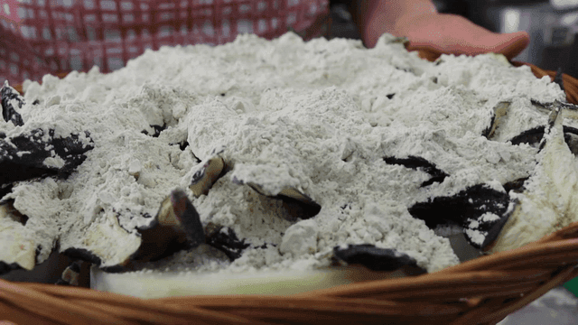 소쿠리에 담긴 메밀가루로 덮은 야채