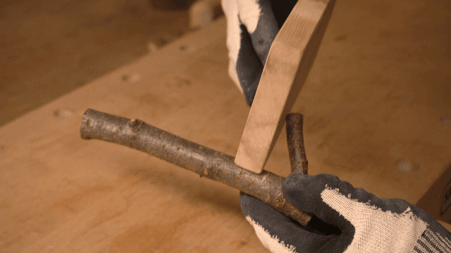 정교하게 나뭇가지와 판자를 다루는 손