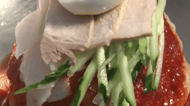 계란과 고기가 올라간 한국 밀면