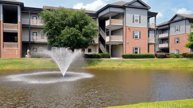 분수와 연못이 있는 주택 단지