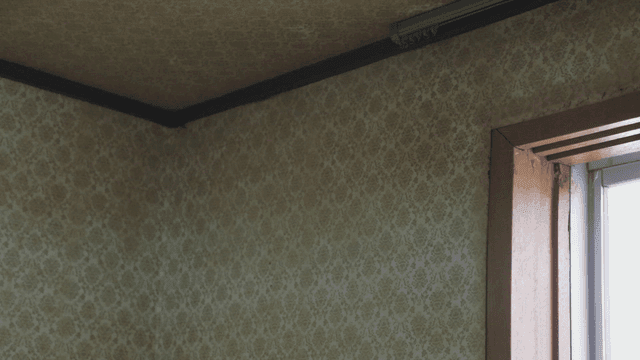 패턴 벽지가 있는 오래된 모퉁이