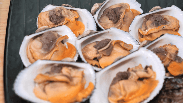 Fresh cockles on plate