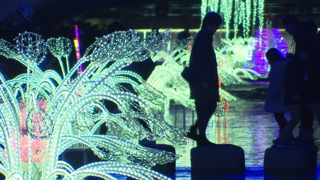 빛나는 조형물이 설치된 도시의 공원