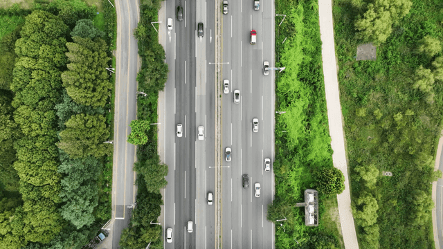 Highway where various cars pass by quickly