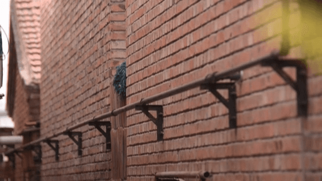 벽돌 건물 사이의 좁은 골목