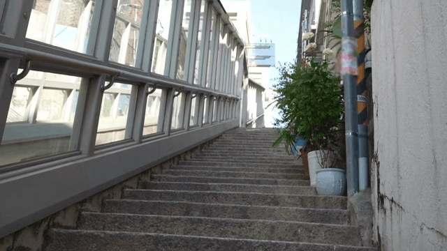 좁은 골목의 돌계단