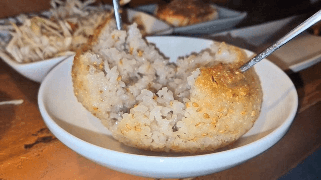 구운 주먹밥이 갈라지는 모습