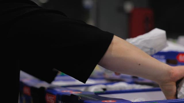 시장에서 포도를 다루는 사람