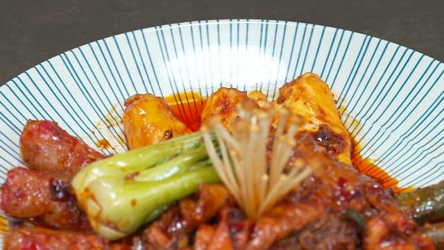 접시에 플레이팅된 매콤한 채소 볶음