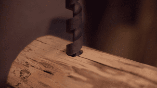 나무 통에 구멍을 뚫는 장면