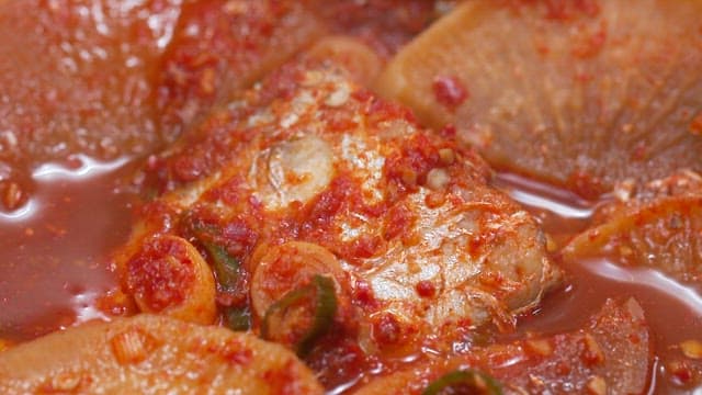무와 매운 양념이 들어간 갈치 조림