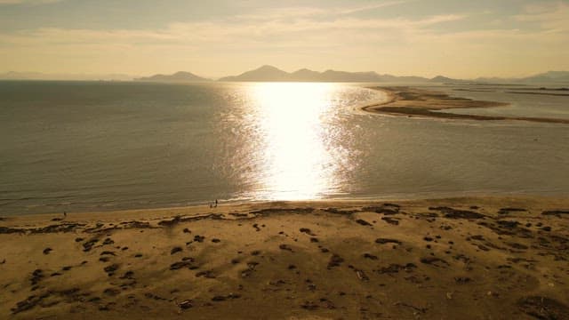 황금빛 노을이 지는 고요한 해변