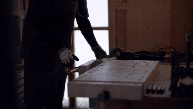 어두운 작업장에서 일하는 사람