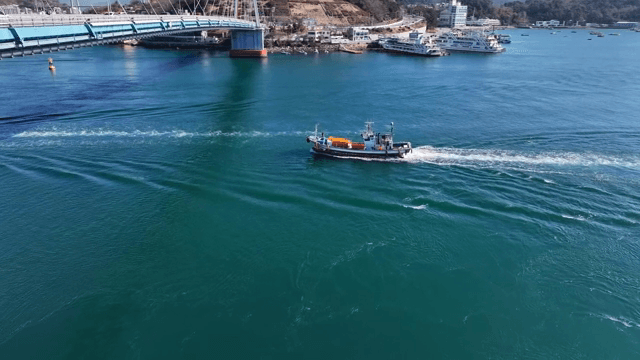 다리 아래 푸른 바다를 항해하는 배