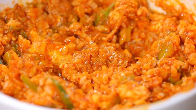 매운 돼지찌개를 비빈 밥에 참기름 두르기