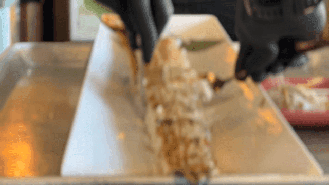 갈치구이 순살을 손질하는 라텍스 장갑 낀 손