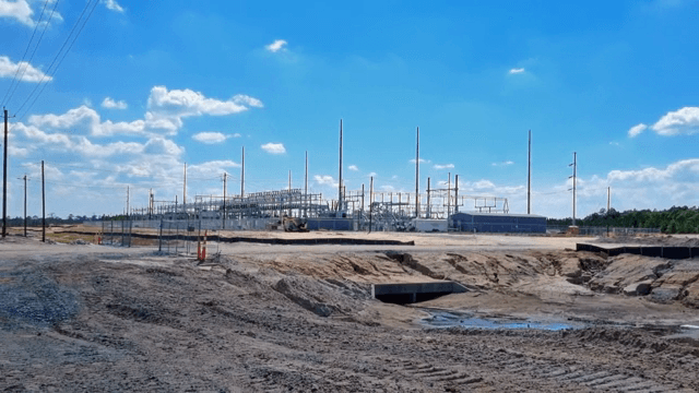 맑은 하늘 아래 건설 현장