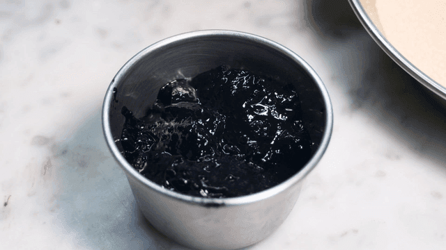 검은 먹물 식용 색소가 든 종지