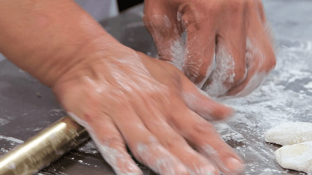 동그란 반죽을 밀대로 피는 장면