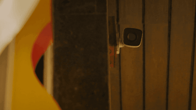 실내 벽에 설치된 보안 카메라