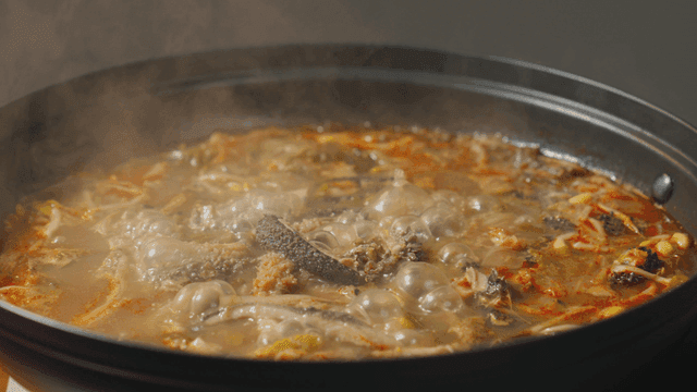 Boiling Korean beef tripe soup in a pot