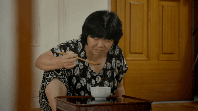 실내에서 혼자 식사하는 노인 여성