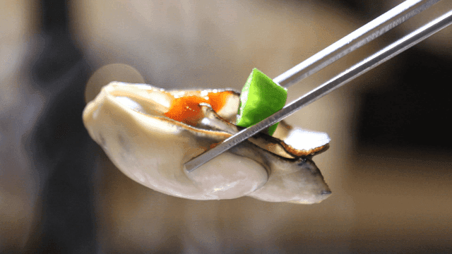 Fresh steamed oysters with soy sauce and chili peppers