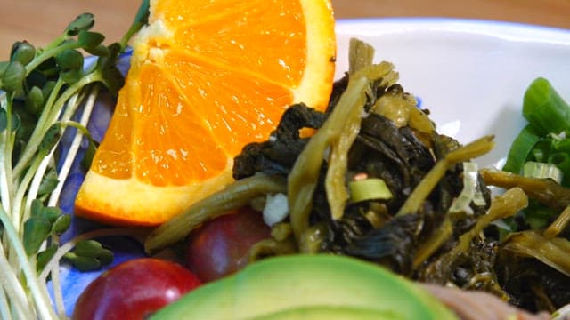 신선한 채소와 계란이 함께 플레이팅된 메밀국수