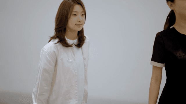 간호사의 안내에 따라 진료실로 들어가는 여성