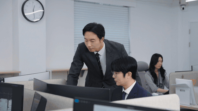 프로젝트 협업 중인 사무실 직원들