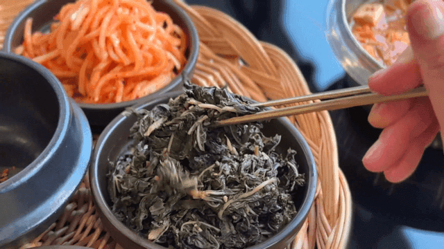 아주까리 나물 무침을 든 젓가락