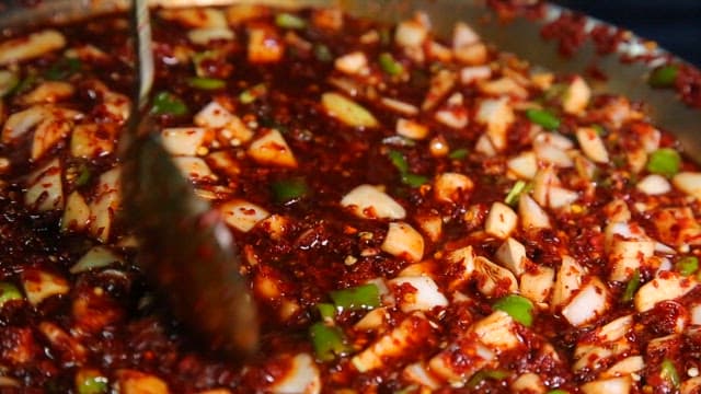 고춧가루와 간장, 매운 고추로 만든 양념장 한 숟가락