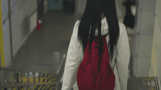 지하철 계단을 걸어 내려가는 여성