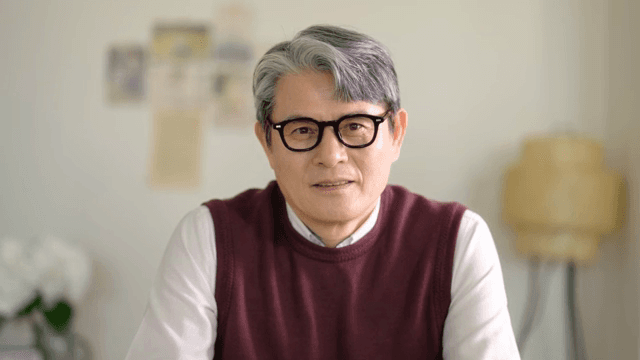 미소를 지은 뒤 무표정으로 변하는 노인