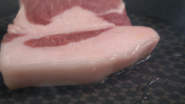 뜨거운 팬에서 지글거리는 두꺼운 삼겹살