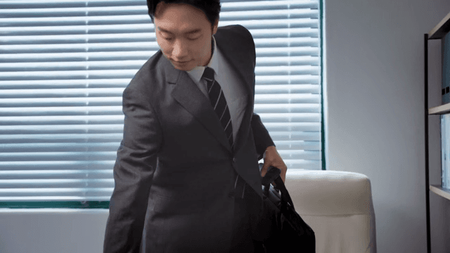 사무실에서 일을 마친 후 퇴근하는 사업가