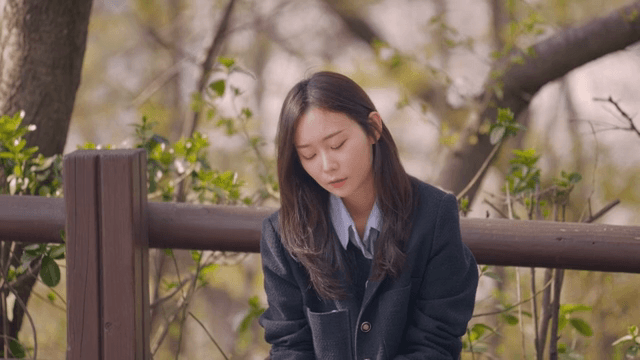 공원 벤치에 앉아 누군가를 기다리는 여성