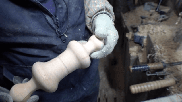 가공된 목재를 설명하는 장인