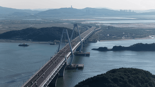 경치 좋은 강 위의 긴 다리