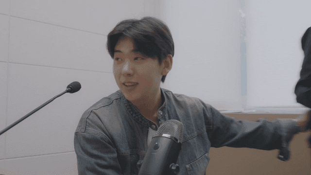 함께하는 스튜디오 녹음 세션하는 친구들