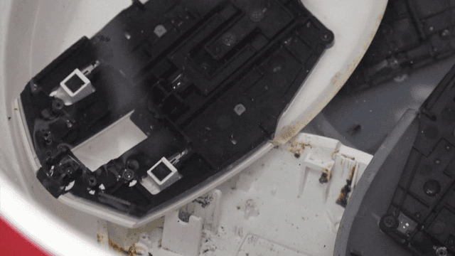 세척액에 담긴 마우스 플라스틱 부품들