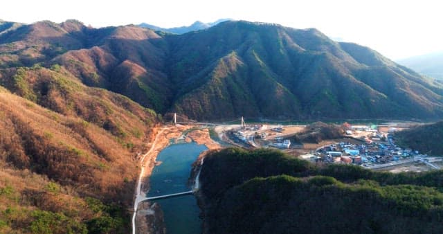 강과 현수교가 있는 산속 마을