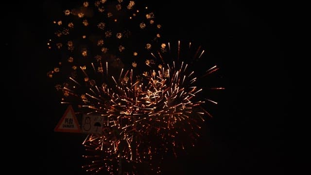 밤하늘을 밝히는 불꽃놀이