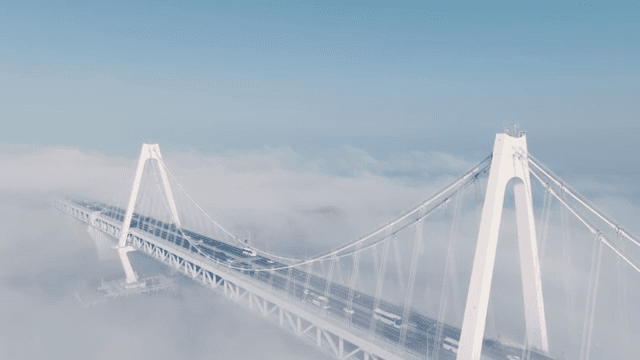 짙은 안개 속에서 드러나는 다리