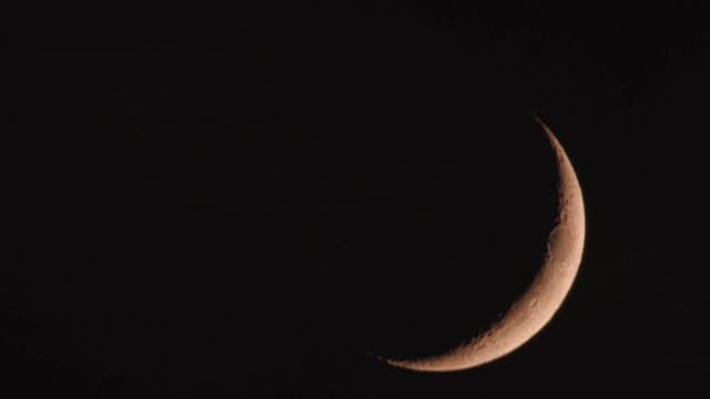 밤하늘의 잔잔한 초승달