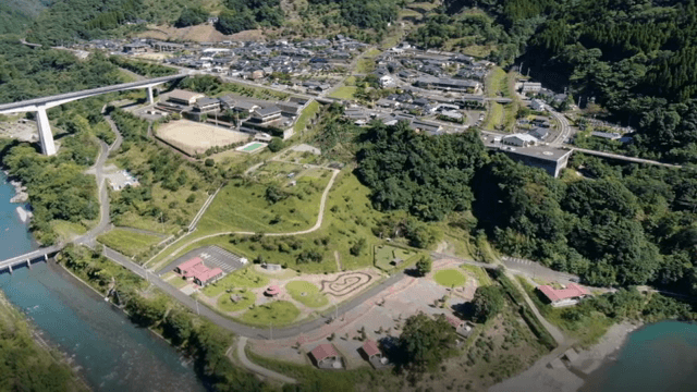 녹지가 있는 마을의 항공 뷰