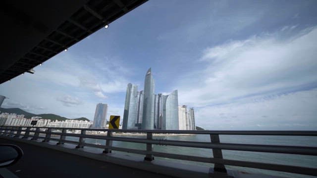 이동하는 차량에서 본 고층 빌딩들