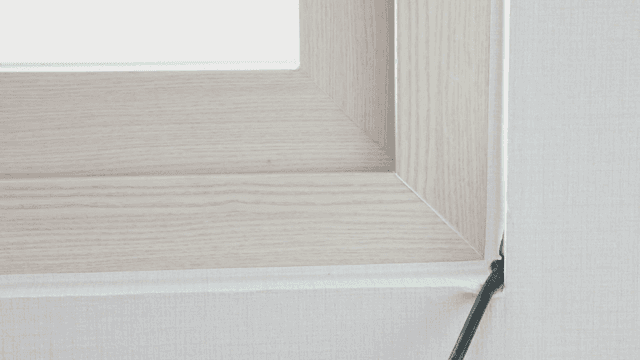 케이블이 지나가는 깨끗한 창틀